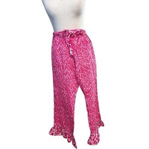 Valentines  printed pants. Multiple colors of pink hearts 🩷.